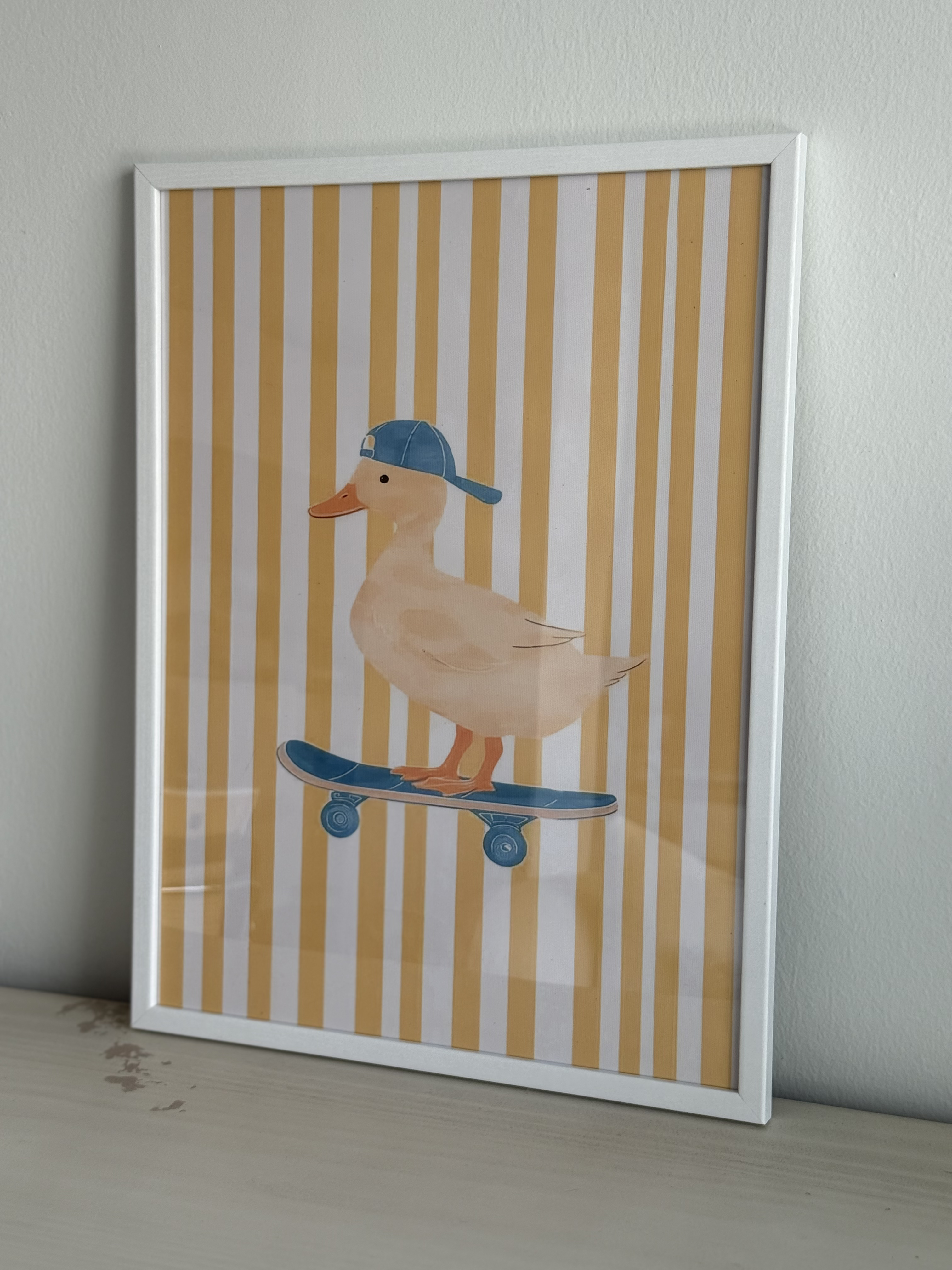 Cuadro de patito en patinete